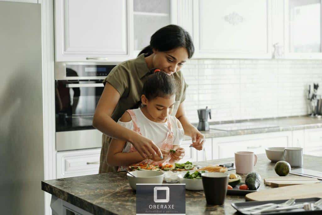 madre e hija cocinando